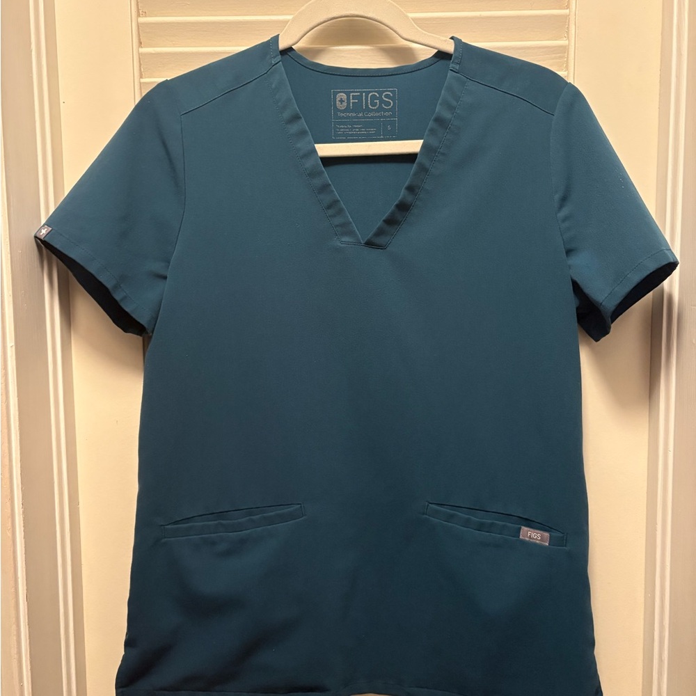 Figs Women's Short Sleeve V-Neck Top in Deep Teal